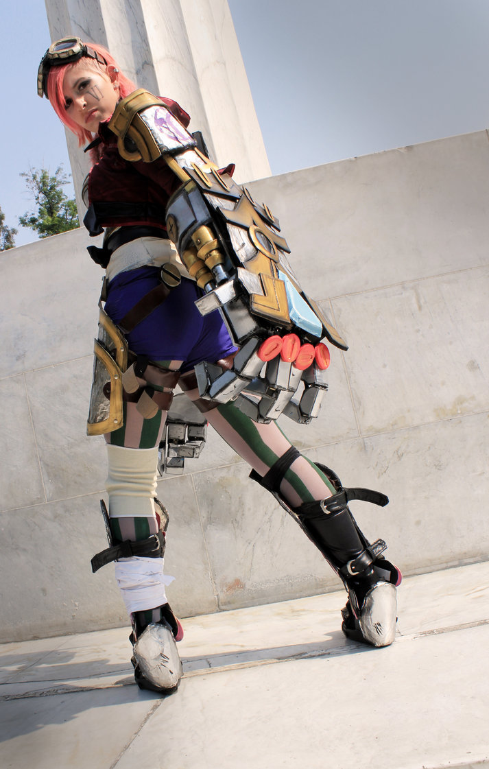 league-of-legends-sexy-girls:  Vi Cosplay