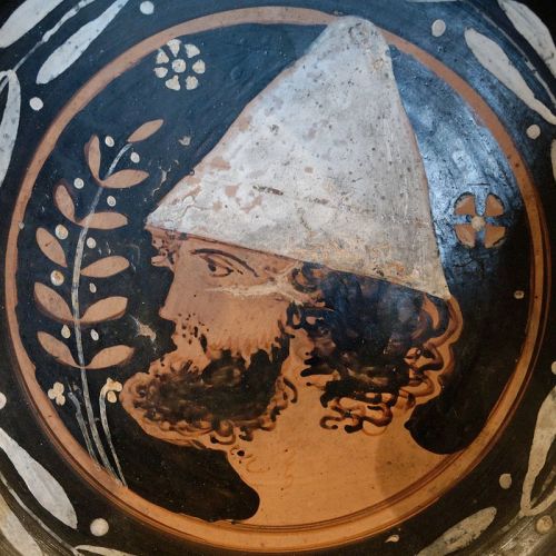Pileus (Filzhut)  Griechische rotfigurige Vasenmalerei aus Apulien, drittes Viertel des 4. Jahrhunde