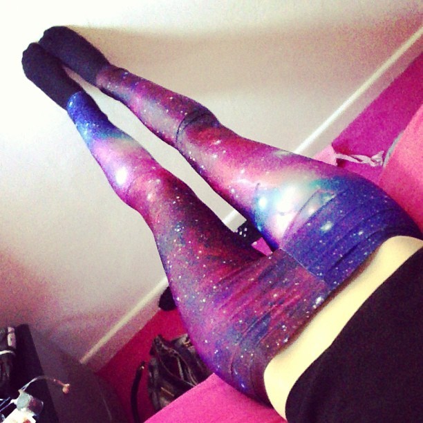 definitely-a-whore:  Love my leggings!