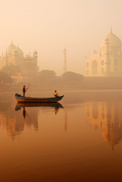 crescentb4y:  Sunrise_India_river_Agra_1310 by rina r on Flickr. 