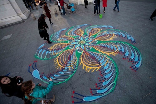 Man Spontaneously Creates Incredible Sand Paintings by Hand