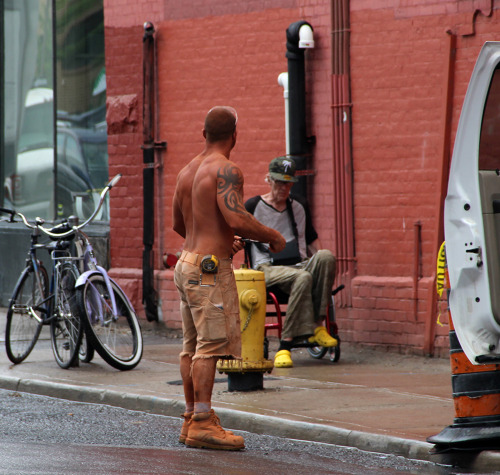 torontomenatwork:  Hunky Bricklayer Handsome and ripped bricklayer working on a Saturday at 373 Queen West and Peter. He’s a total tradesman fantasy. 2015 May 30   Damn