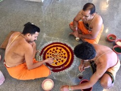 arjuna-vallabha:Brahmanas making a Sri Yantra for worship