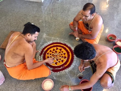 Brahmanas making a Sri Yantra for worship