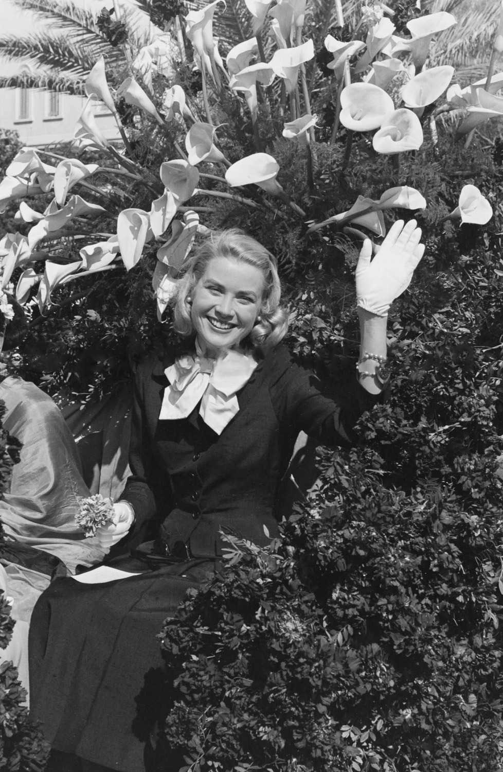 Grace Kelly with the original Kelly Bag arriving at Cannes station