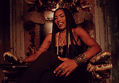 blackbohemianbabe:  earthshakinlove:  LMAO her face at the end, this too priceless.