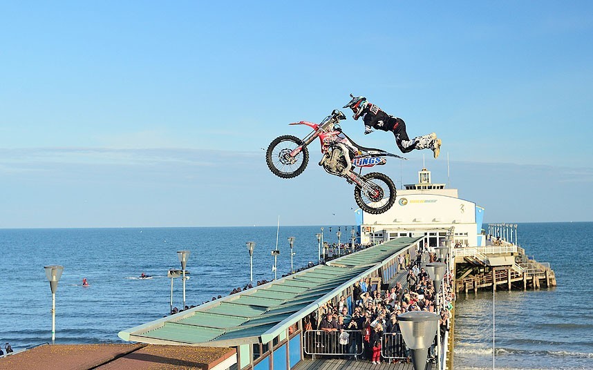 twenty20four4:  Bournemouth, Dorset, England, United Kingdom: A crowd of onlookers