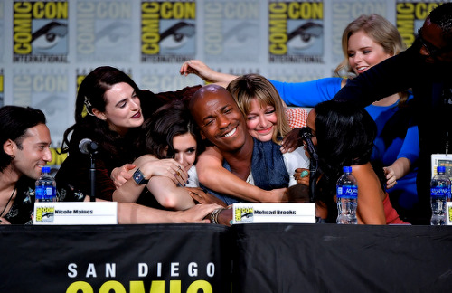 cwsupergirlgifs:The Supergirl Cast at the Supergirl panel at San Diego Comic-Con 2019 [source]