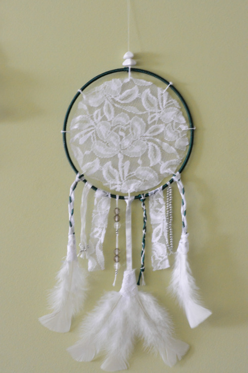 First of many DIYs for my wedding! These are the bridal party invites and dreamcatchers that i desig