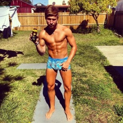 just-a-twink-again:  muscled garden twink