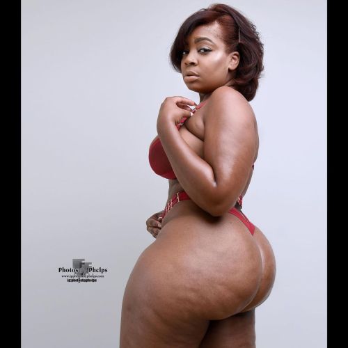 It’s … yep that day… here we have @mslondoncross  showing that red beans abd rice didn’t miss her .  #thyck #booty #melaninpoppin #allnatural #photosbyphelps #curv #curvy #kake  #blackvixen  #pinup #baltimorephotographer  #covernodel