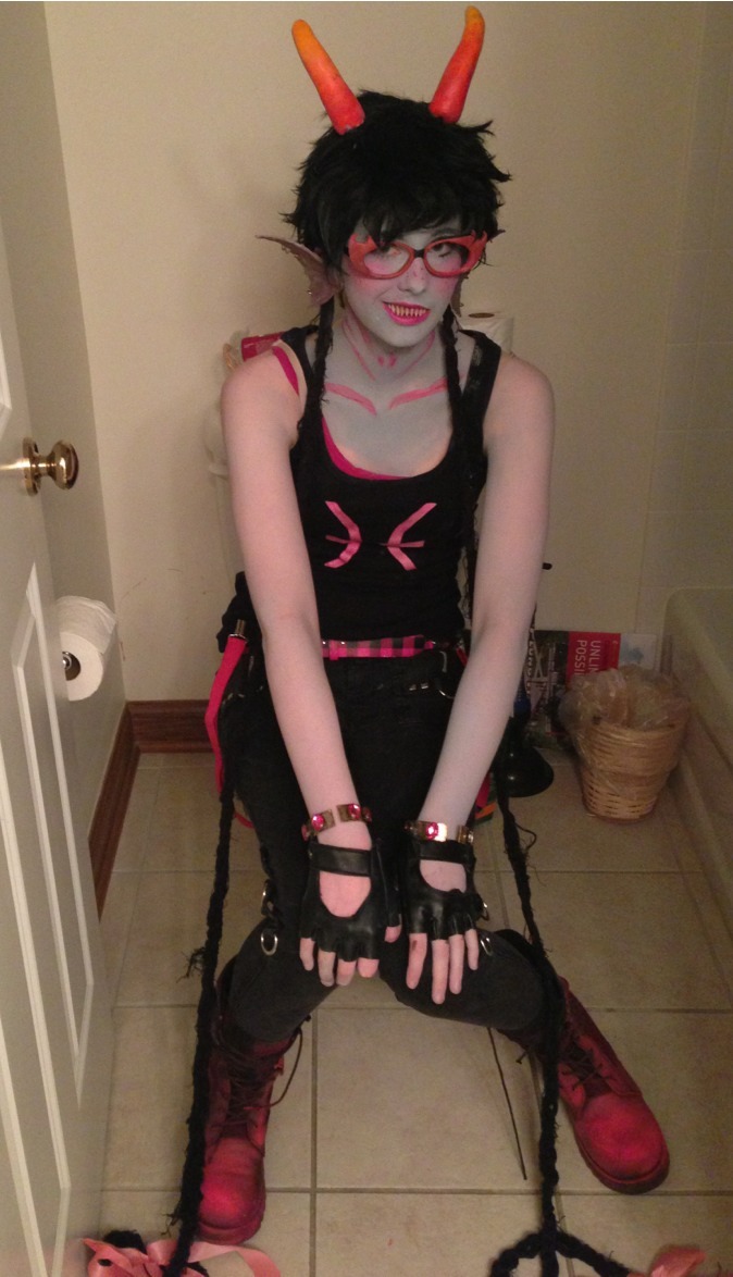 mask-of-words:  fortytwopercentgay:  Ribbons. Who needs to properly paint both arms.