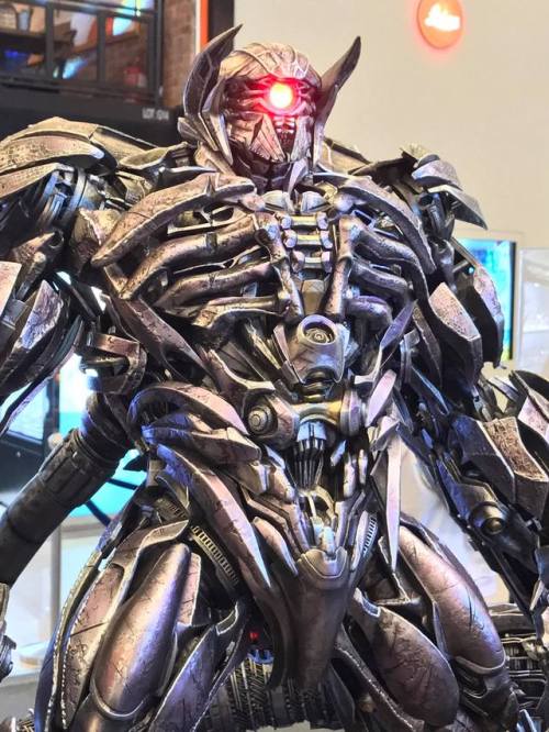 haxanbelial:  A few incoming photos of the humungous Shockwave statue (by Prime 1 Studio) from the ongoing AvenueK Collectors Festival in Kuala Lumpur, Malaysia!I have this statue preordered…I was waiting for years since the first teaser was revealed