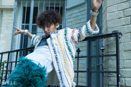 VOGUE BEHIND CUT 1 OF 2 CR : http://m.vogue.co.kr/content/view_02.asp?menu_id=02020100&c_idx=012