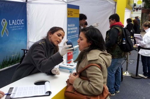 clarincomhd:   Día Mundial Sin Tabaco la Liga Argentina de Lucha contra el Cáncer (LALCEC) dispondrá en la Ciudad de 4 puntos para medir el monóxido de carbono en aire espirado. (Néstor García / AFP) 