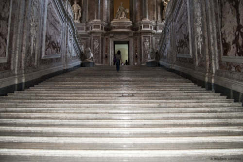 un-monde-de-papier:Vues du monumental escalier d’honneur du palais de Caserte, en Italie.Photo 1: cc