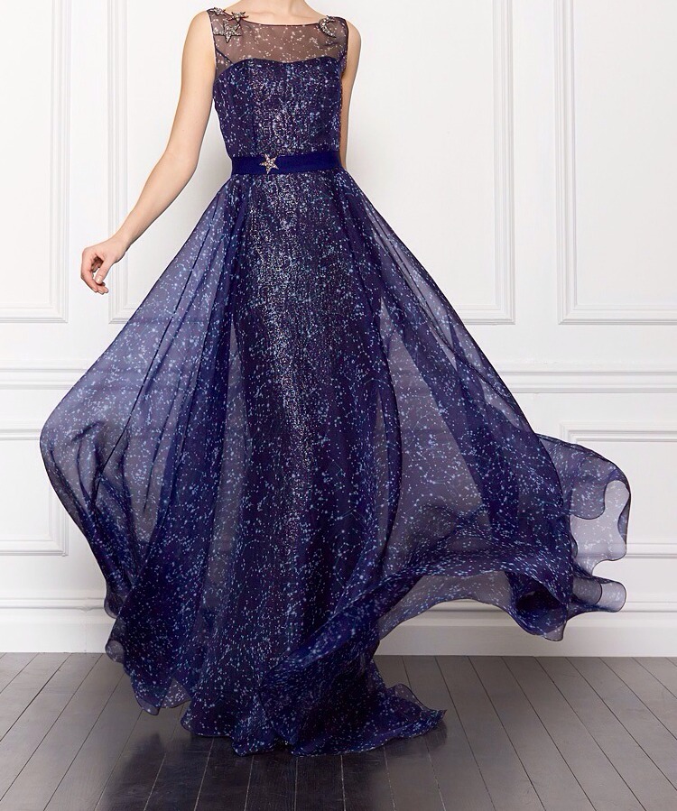 jedimara77:  queenlovett:  notordinaryfashion:   Carolina Herrera   that is a magical