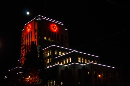 evilbuildingsblog:  Vancouver city hall at night