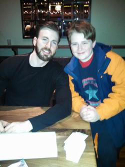 avengermama:Our turn!  Liam approached the table…Chris, “Hey buddy!  How are you doing?  What’s your name?” As he extends his hand out to Liam to shake hands….(OMG, Chris shook my son’s hand!!)Liam, “Hi Chris, my name is Liam.”Chris,