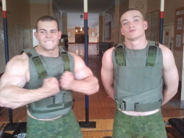 keepemgrowin:Oh hell yes… ridiculously hot military muscle.