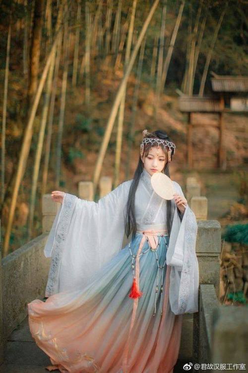 ziseviolet: Traditional Chinese Hanfu.