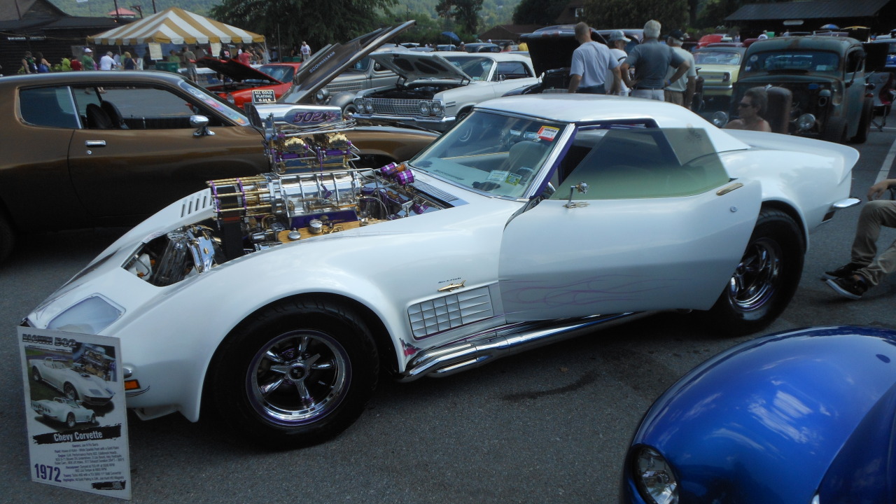 carsandetc:  This massive V-8 actually has a Corvette attached to it if you look
