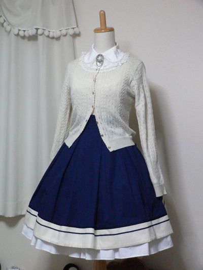 32ki:
“Blouse:Innocent world
Skirt:Victorian maiden
Cardigan:off-brand
”