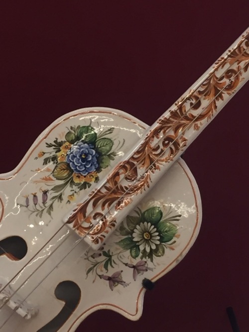 girlhorror:Majolica Ornamental Violin Bassano del Grappa