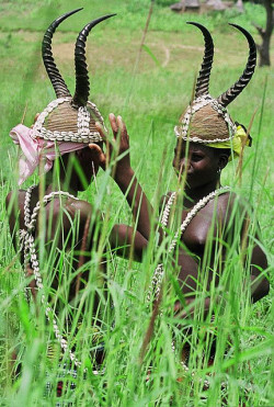 Beninese girls, by Georges Courreges.