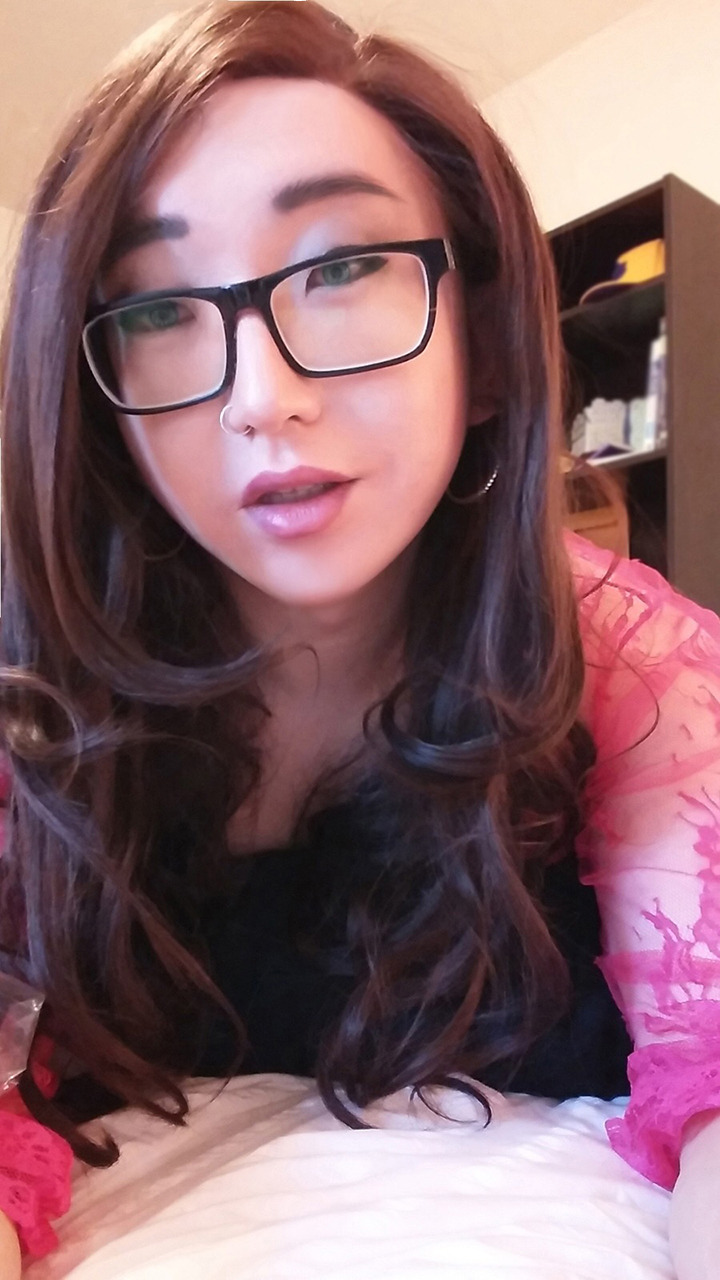 ittakes2totangotrap:  Hot Pink?  More like Pink Hottie!Even took a break from sexy