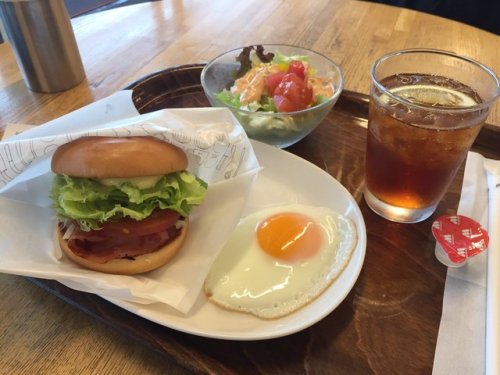 redjuice‏ @shiru  マックでアメリカ資本主義の敗北のような朝食を摂ってるモスで朝食。昨日のマックと180円の違いで文明が変わる。マックの「ビッグブレックファスト」は写真の謎の物体＋ドリ