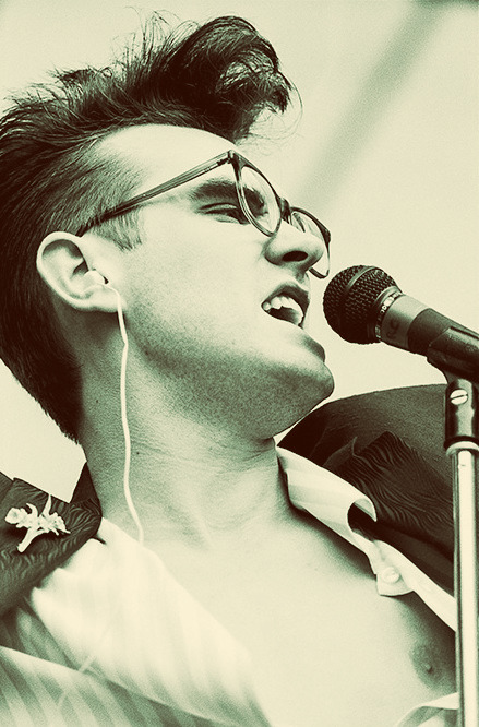 tunnelsounds:  Morrissey in glasses.  Lo amo