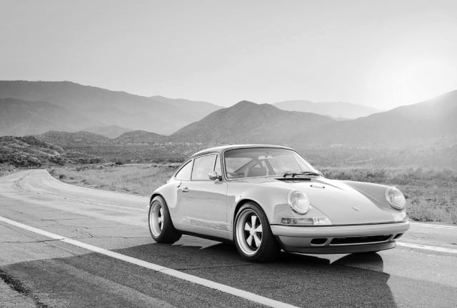 black-and-white-cars:  Stinger 