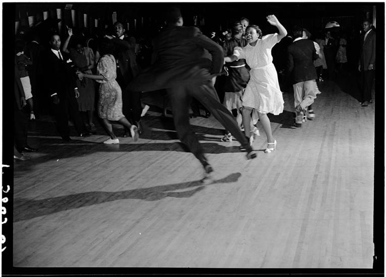 bigcityvintagenyc:  Jitterbuggin in Harlem, 1939.  