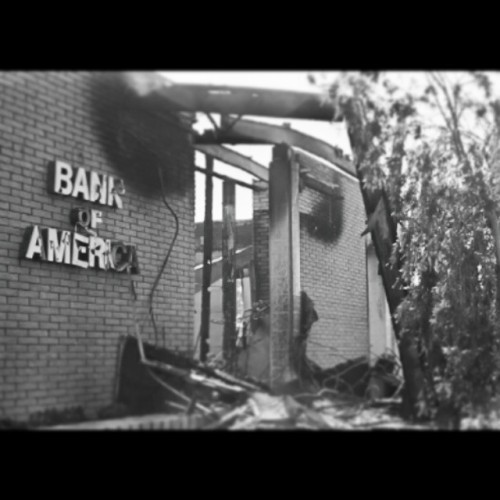 On today’s date in 1970, over 1,000 students battled w/ riot police and burned down a Bank of America in response to the guilty verdict in the “Chicago 7” trial.
They drove off a 300 strong force of cops and were only subdued when the National Guard...