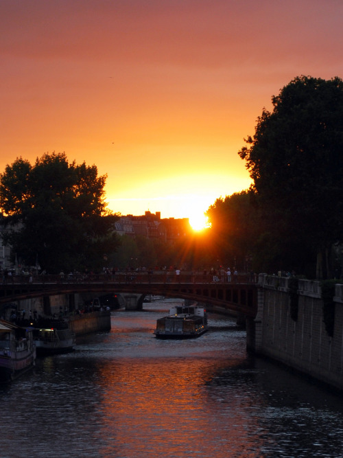 cornersoftheworld:  by Maud Bocquillod