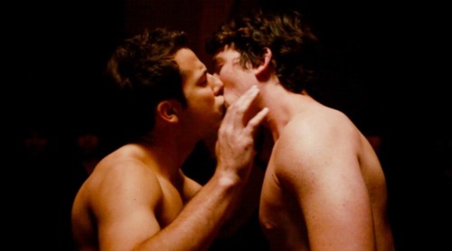 ngaging:  allmalecelebs:  Miles Teller and Skylar Astin  See More @ AllMaleCelebs - Index  👍😌