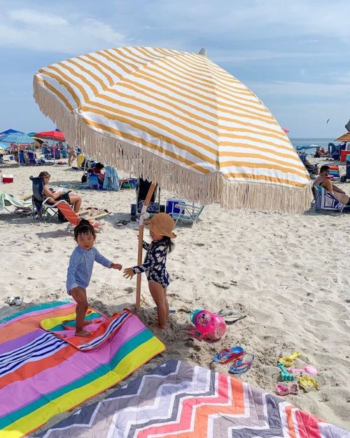 Always melting my heartいつも仲良し #alliexkoko #konnichiwaallie #ありーとここ #jonesbeach (at Jones Beach in Lo