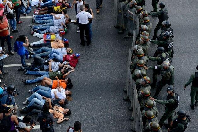 starsglowforyou:  This is what’s happening on Venezuela right now. Please reblog