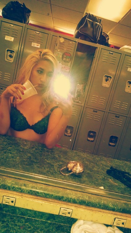 lammasagna:  You can’t really see it in this drunk locker room selfie but my makeup came out so good last night 👌🏻 
