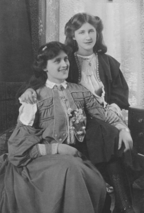 30 beautiful vintage portrait photos of the Dare Sisters, Phyllis and Zena, from the early 20th cent