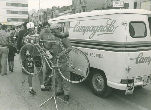 titsandtires:

cadenced:

Stunning collection of Campagnolo support vehicles.

Paint job inspiration for my van. 