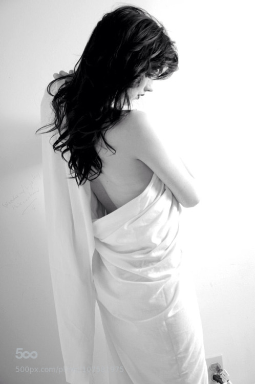 artblackwhite:  Toga by photopathic Model:SP b&w,back,bare,beautiful,bed sheet,boudoir,implied,model,sexy,white sheet,woman,d90,femme,girl,mateo yorke,nikon
