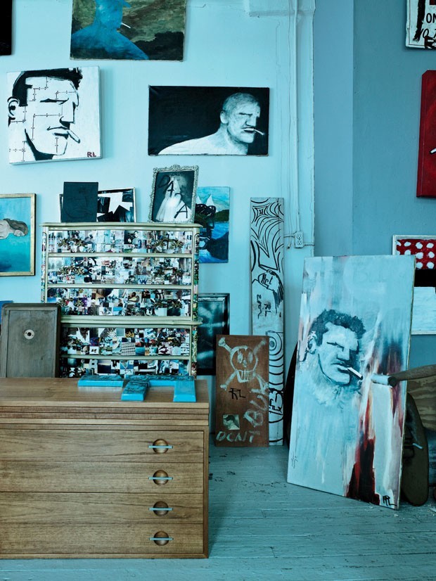 just-good-design:  Paul Johnson vive cercado de obras de arte e design, Casa Vogue,