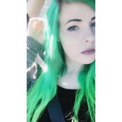 I need to get motivated!! HELP. 💦💚☀️  #green💚 #altgirl #greenhair #dermals #sunshine #blueeyes #carselfie #tattoos #peircings #limecrime #maccosmetics #opi #glitter #sadpanda #helpme