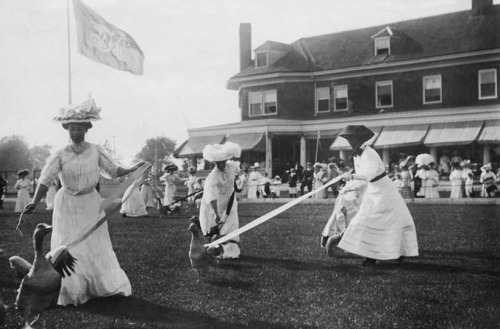 semioticapocalypse:  Country clubs started as bastions of the privileged upper class. Here, ladies in formal corsets, petticoats and hats race geese at the New York Cedarhurst clubhouse in 1908.  [::SemAp FB || SemAp G+::]