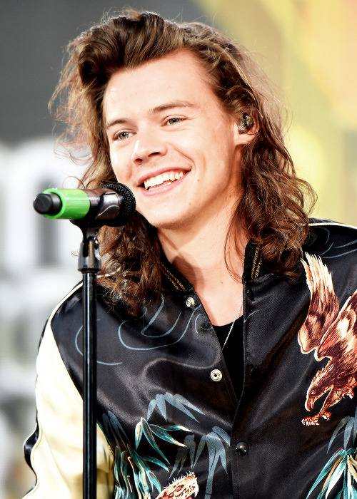 Adult Fans of One Direction — Harry Looked So Beautiful on GMA Today ...