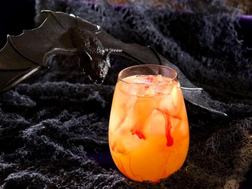 angryhalfling:sixpenceee:Here’s a compilation of Halloween cocktails! Here is where I got them from.