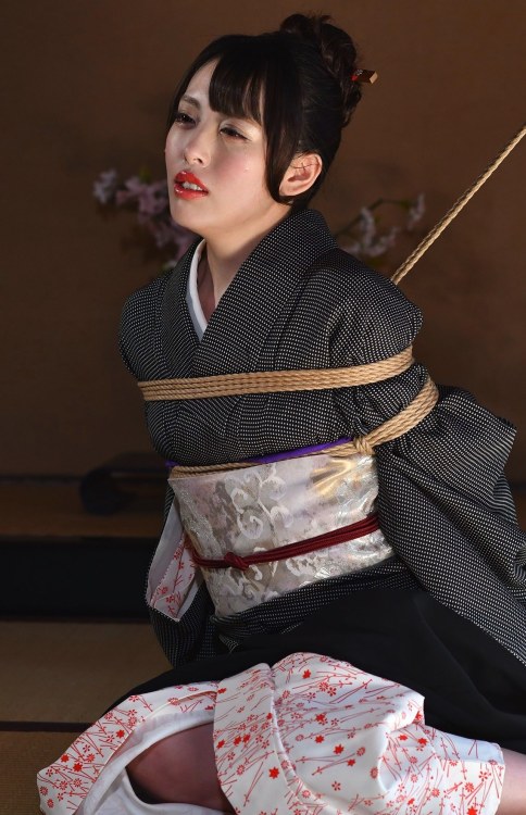 justscreenshots:  Shibari Naka Akira Model Roku Kuroi Photo Orino
