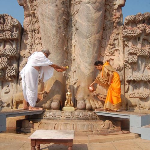 hinducosmos:Anointation of feet to Lord Sri Bahubali Swamy of Sri Kshetra Dharmasthala, Karnataka (v